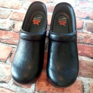 Dansko Size 38 Professional Clog Black Embossed Leather